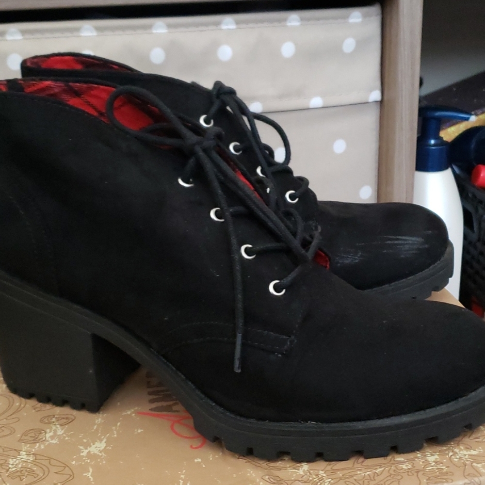 Boots - Picture 3 of 4